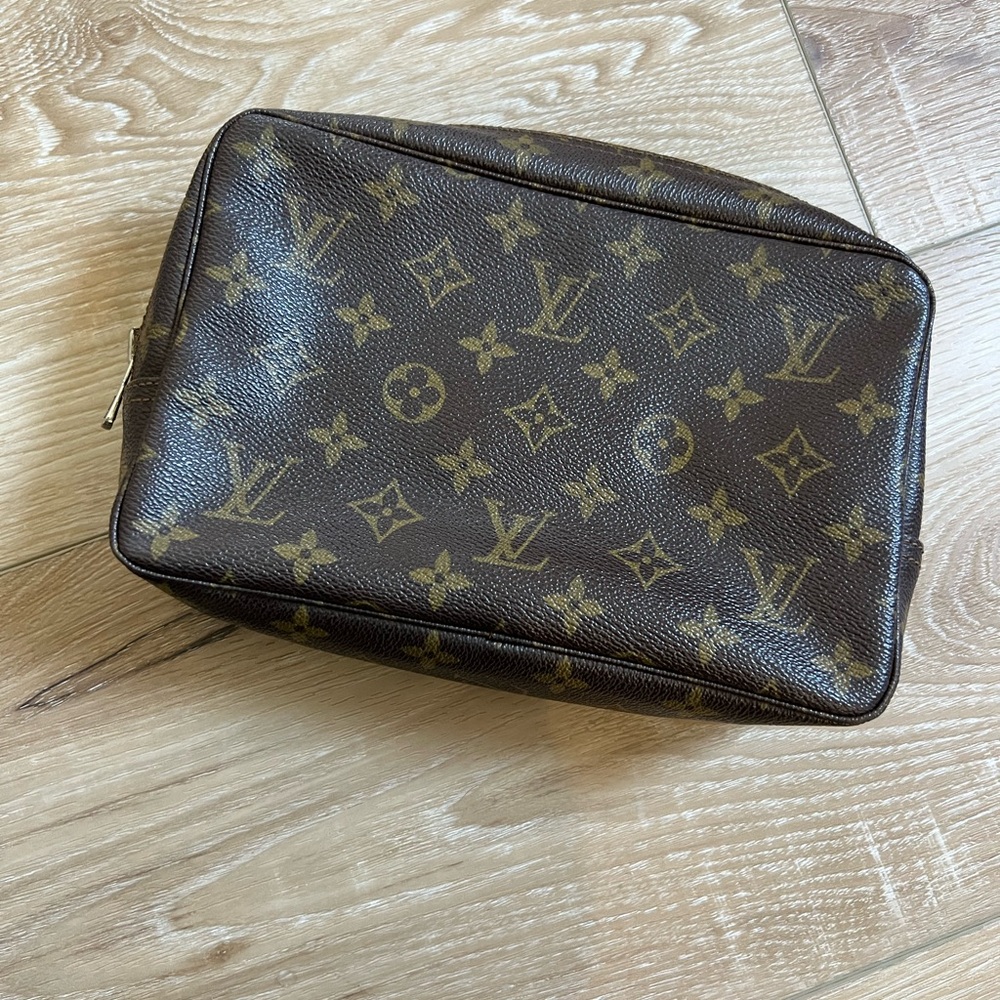 LOUIS VUITTON Vintage Brown Monogram Toilette 23 w/ COA